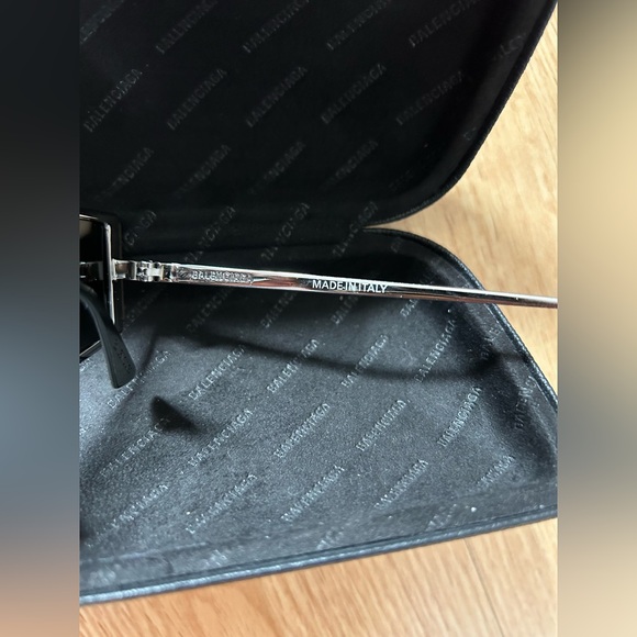 Unisex Balenciaga brand new sunglasses model of 2023 - Picture 3 of 10